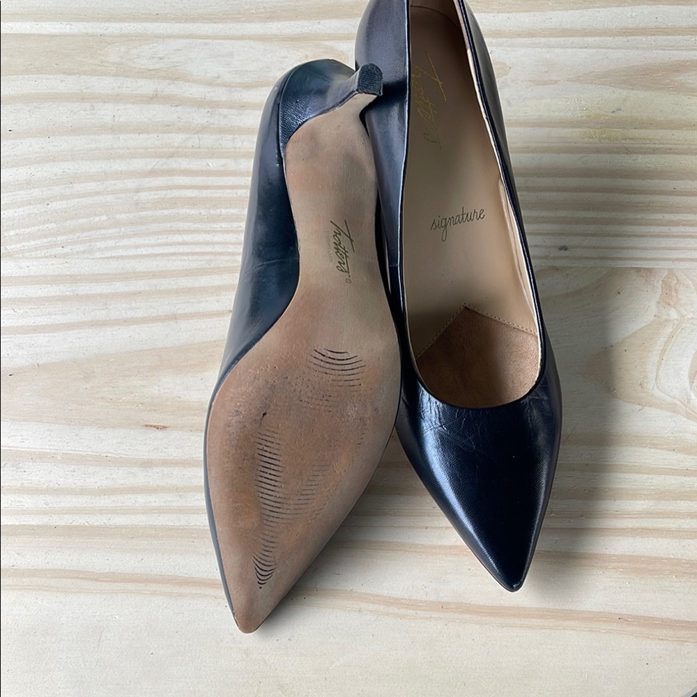 Trotters Black Heels Classic Pointed-Toe Pumps - Picture 15 of 16